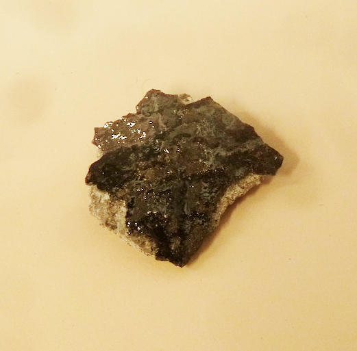 Fragment de la metéorite de Juvinas - prêt du Museum de Paris à la mairie de Juvinas espace vesta. Il permet d'observer le vernis noir de la croute de fusion et l'interieur gris c'est une Eucrite (meteorite hed originaire de Vesta composition proche d'un basalte) - photo maryse aymes 
